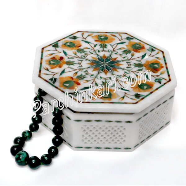 Box in White Marble with Flower Inlay