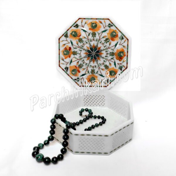 Box in White Marble with Flower Inlay