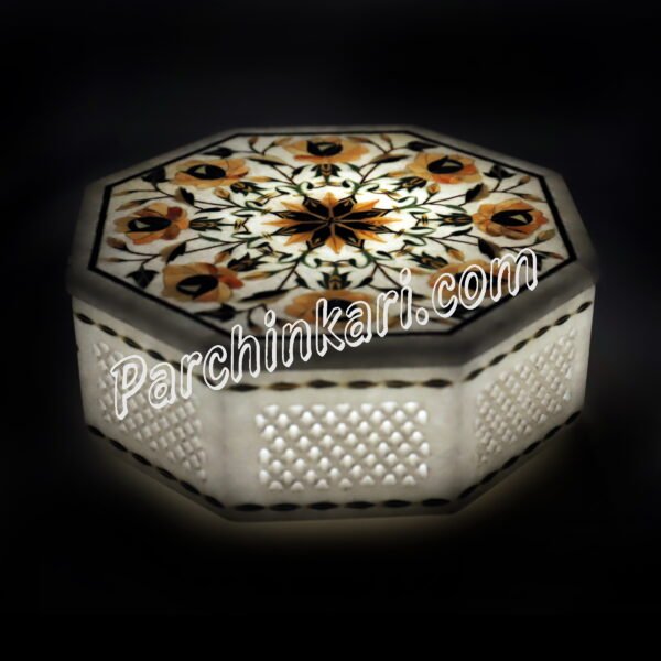 Box in White Marble with Flower Inlay